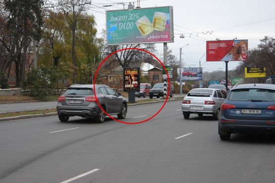 Фото рекламной плоскости по адресу Вул. Небесної сотні (Леніна) (розподільча смуга)