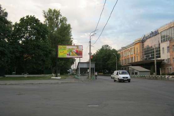 Фото рекламной плоскости по адресу Раїси Кириченко вул. - Остапа Вишнi вул.