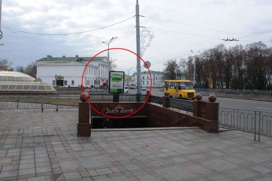 Фото рекламної площини за адресою вул. Соборності (Жовтнева) (вихід з корпусного парку до міськвиконкому)