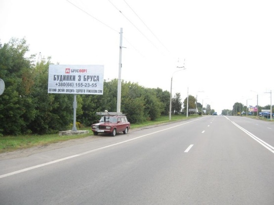 Фото рекламной плоскости по адресу Рівненська_виїзд з міста_300м від кільця біля Епіцентру