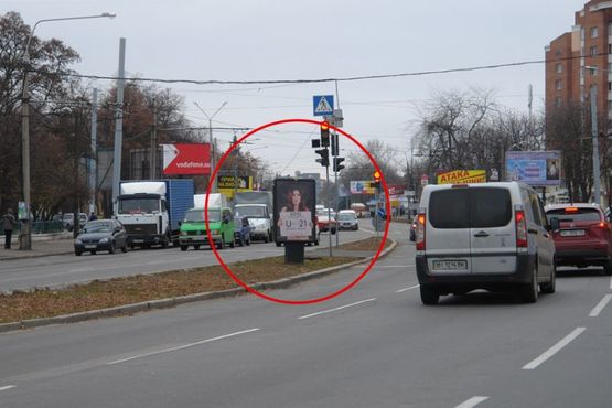 Фото рекламної площини за адресою вул. Європейська (Фрунзе) (розподільча смуга)