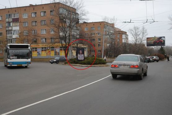 Фото рекламной плоскости по адресу Вул. Небесної сотні (Леніна)/ Вул. Мира  (розподільча смуга)