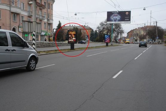 Фото рекламної площини за адресою Вул. Небесної сотні (Леніна) (розподільча смуга)