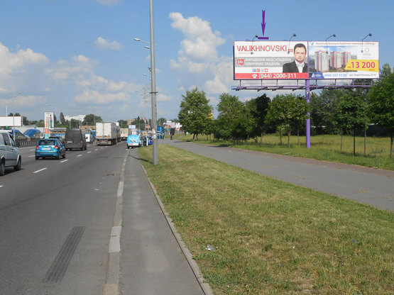 Фото рекламной плоскости по адресу пр.Бажана,ст.м. Вырлыця  выезд из города (ближняя к дороге)