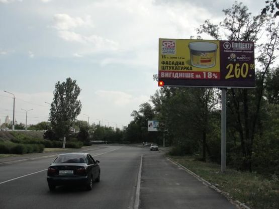 Фото рекламной плоскости по адресу Слобожанский пр., въезд с Малиновского ул., возле супермаркета "Fozzy", из центра