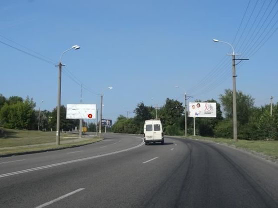 Фото рекламної площини за адресою Космическая ул. - Комарова ул., из центра