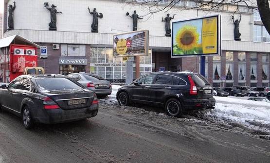Фото рекламной плоскости по адресу Львовская площадь/дом художника (В5) СКРОЛЛЕР