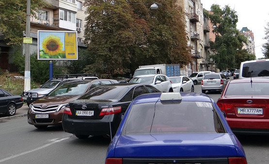 Фото рекламной плоскости по адресу Гончара 46 (А5) от пл Перемоги на Ярослав.Вал СКРОЛЛЕР