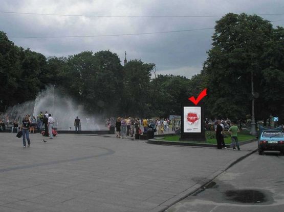 Фото рекламної площини за адресою пр.Свободи 28,(оперний театр) ліворуч від входу