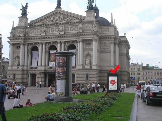 Фото рекламной плоскости по адресу пр.Свободи 28,(оперний театр) праворуч від входу