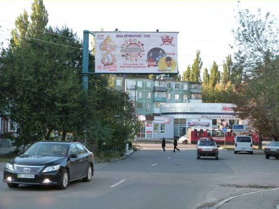 Фото рекламной плоскости по адресу ул. Первомайская, 46, перекр. с ул. Театральной (Воровского), возле клиники «Европейская медицина», направление к ЖДвокзалу
