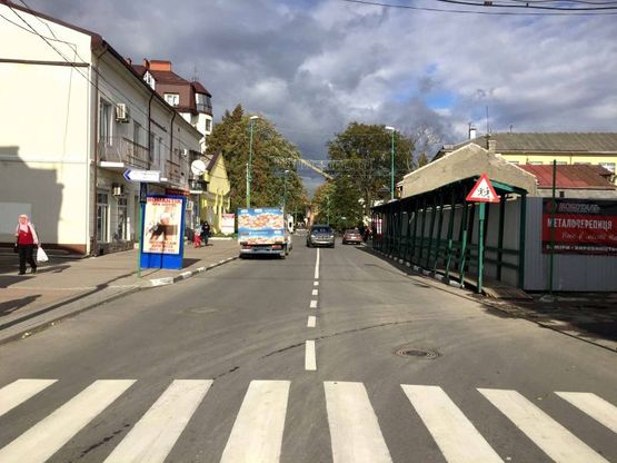 Фото рекламной плоскости по адресу вул.Мазепи, магазин Пікант (міська рада-пошта), напрямок руху на Івано-Франківськ,Богородчани