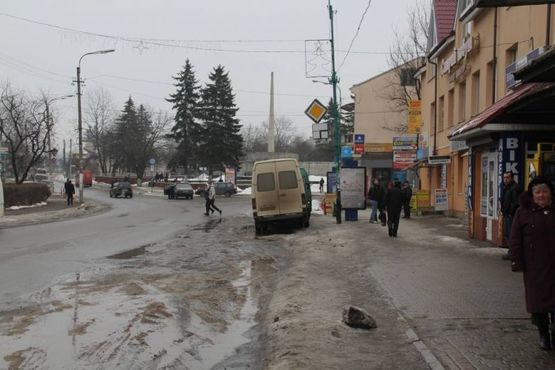 Фото рекламної площини за адресою Чороновола, автозупинка на Делятин, офісний центр Старий побут, напрямок руху на Яремче, Буковель