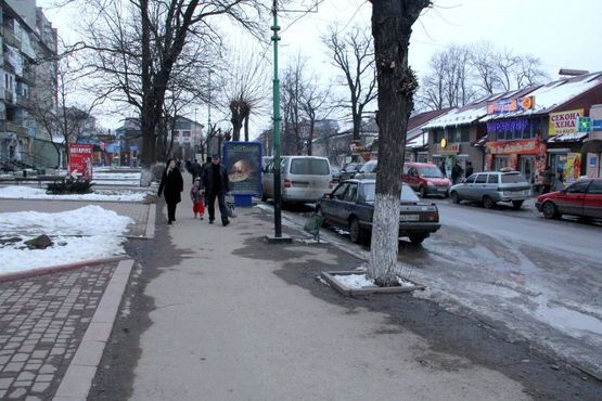 Фото рекламной плоскости по адресу Грушевського, маг.Домотехніка, нотаріус Вірстюк, автозупинка на Пасічну, Пнів, напрямок руху до Майдану Шевченка