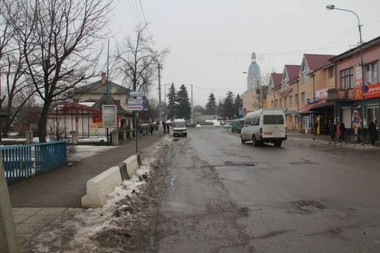 Фото рекламної площини за адресою Чорновола, вхід в міський парк, навпроти Старого Побуту, напрямок руху на Яремче, Буковель