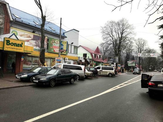 Фото рекламної площини за адресою Траса Н-09 Мукачево-Львів, Свободи, центр міста, супермаркет Вопак, напрямок руху на Буковель