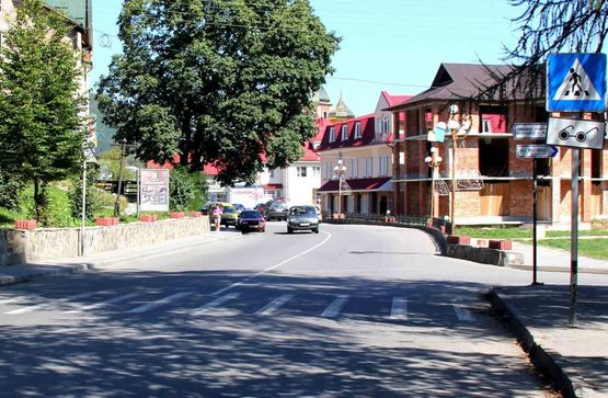 Фото рекламної площини за адресою Траса Н-09 Мукачево-Львів, Свободи, ТЦ Коралі, банк Аваль, кафе Пиріжкова хата, напрямок руху на Івано-Франківськ