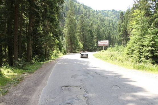 Фото рекламної площини за адресою Траса Н-09 Мукачево-Львів, дорога на Буковель (с.Поляниця), 4 км 850 м до Буковеля, напрямок руху на Буковель