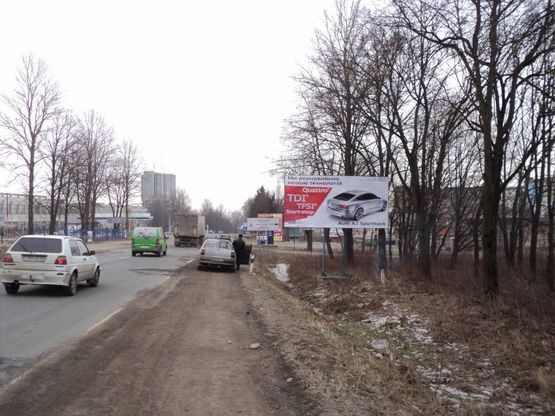Фото рекламной плоскости по адресу Калуське шосе (Демянів Лаз), мережа шинних ценрів VIANOR, автосалони Alfa Romeo, Bogdan, BYD, Chevrolet, Fiat, Hyundai, Kia, Subaru, Uz-Daewoo, напрямок руху зі сторони м.Калуш в напрямку вул.Галицька