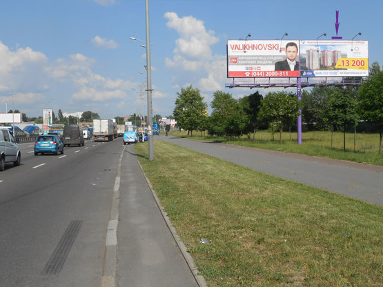 Фото рекламної площини за адресою пр.Бажана, ст.м. Вырлыця  выезд из города (дальняя от дороги)