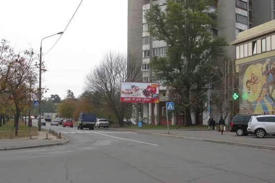 Фото рекламної площини за адресою Дарницький бульв., 3: клуб "Олімпіада" (виїзд на вул.Малышко; ТЦ "Дитячий світ")