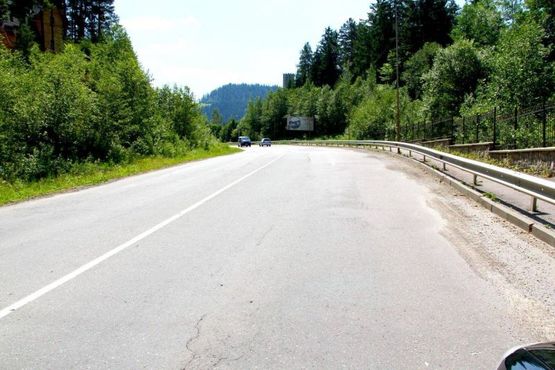 Фото рекламної площини за адресою Траса Н-09 Мукачево-Львів, виїзд з міста в сторону Буковеля, санаторій "Яремче", голелі Велланд, Фортуна, Панська хата, напрямок руху на Буковель