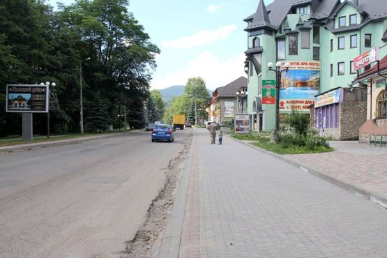 Фото рекламної площини за адресою Траса Н-09 Мукачево-Львів, Свободи, РЕМ, маг. У Галини, напрямок руху на Буковель