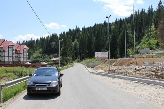 Фото рекламной плоскости по адресу Траса Н-09 Мукачево-Львів, дорога від Буковеля до Івано-Франківська (с.Поляниця), готель Зірка Буковелю 1, 800 м від Буковеля, напрямок руху на Івано-Франківськ