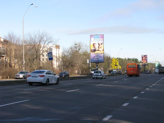 Фото рекламної площини за адресою Броварський пр., 93 на розподільчій смузі у напрямку м. Бровари