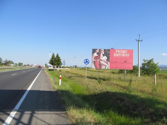 Фото рекламной плоскости по адресу Автодорога "Київ-Чоп", на в"їзді в м. Ужгород (150м за стеллою, перед назвою "Ужгород")