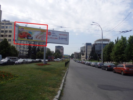 Фото рекламної площини за адресою Народного ополчения, 1 (разделитель) / Севастопольская площадь перед Макдоналдс