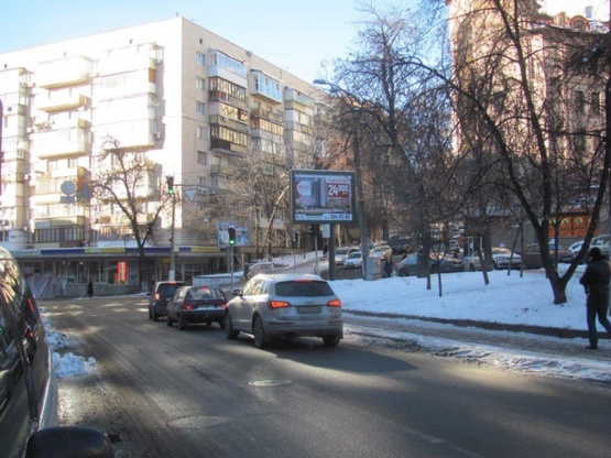 Фото рекламної площини за адресою Хмельницкого Богдана ул., 63 (Фонд Державного майна, ПриватБанк, выезд на ул. О.Гончара)