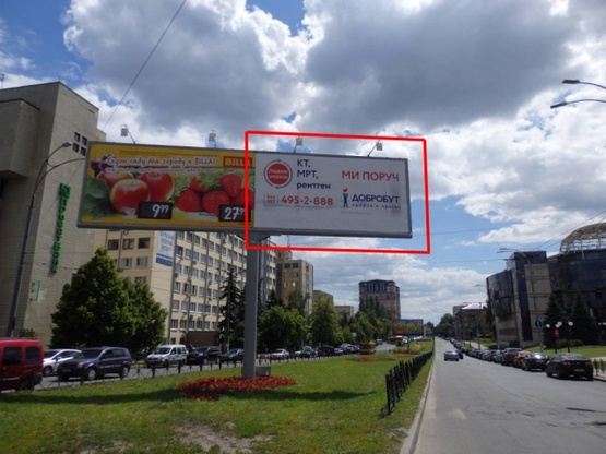 Фото рекламної площини за адресою Народного ополчения, 1 (разделитель) / Севастопольская площадь перед Макдоналдс