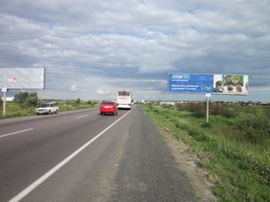 Фото рекламной плоскости по адресу М-10, Західний обхід м. Львова, км 14+100,  King Cross Leopolis, Епіцентр, Арена Львів праворуч