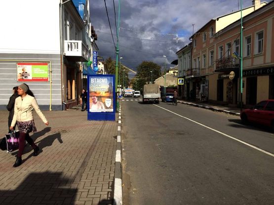 Фото рекламной плоскости по адресу вул.Мазепи, магазин Пікант (міська рада-пошта), напрямок руху на Івано-Франківськ,Богородчани