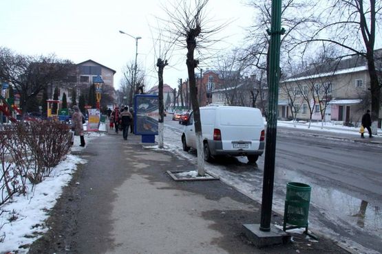 Фото рекламной плоскости по адресу Грушевського, маг Штори, Файл, стоматологія, напрямок руху до Майдану Шевченка