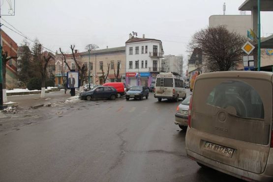 Фото рекламной плоскости по адресу Чорновола, міський фонтан, пошта, РДА, маг.Ольга, напрямок руху на Івано-Франківськ, Богородчани