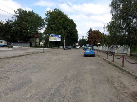 Фото рекламной плоскости по адресу Грушевського - площа 100-річчя НГВУ, районна лікарня, маг. СантехЦентр, рестронак Карпати, напрямок руху зі стороні с.Зелена,Пасічна,Пнів в напрямку центру міста