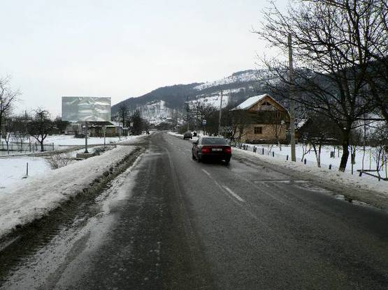 Фото рекламной плоскости по адресу Траса Н-09 Мукачево-Львів, виїзд з міста в сторону Івано-Фр, біля повороту на ШРБУ, напрямок руху на Івано-Франківськ