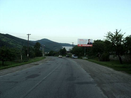 Фото рекламної площини за адресою Траса Н-09 Мукачево-Львів, в`їзд у місто зі сторони Івано-Фр,перед кам`яним знаком Яремче, напрямок руху на Буковель