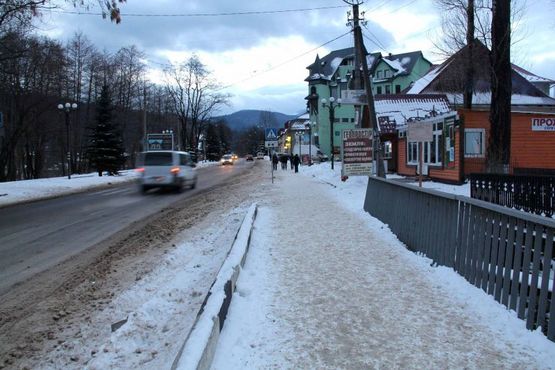 Фото рекламной плоскости по адресу Траса Н-09 Мукачево-Львів, Свободи, автовокзал, маг. У Галини, напрямок руху на Буковель