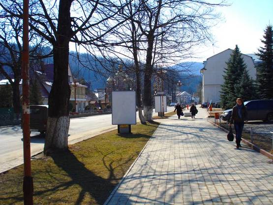 Фото рекламної площини за адресою Траса Н-09 Мукачево-Львів, Свободи, ТК Яремче, банк Хрещатик, маг. Росана, напрямок руху на Буковель