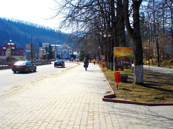 Фото рекламной плоскости по адресу Траса Н-09 Мукачево-Львів, Свободи, центральна міська алея, кафе Каштан, напрямок руху на Буковель