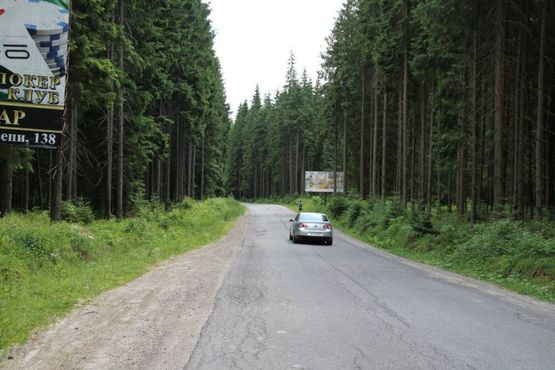 Фото рекламної площини за адресою Траса Н-09 Мукачево-Львів, дорога від Буковеля до Івано-Франківська (с.Поляниця),  відпоч. комплекс Царина, Батьківський поріг, 300 м перед перехрестям з трасою, напрямок руху на Івано-Франківськ
