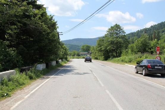 Фото рекламной плоскости по адресу Траса Н-09 Мукачево-Львів, 100 після колиби Гостинна Хата, газової заправки Калан, 300 м перед АЗС УкрНафта, напрямок руху на Буковель