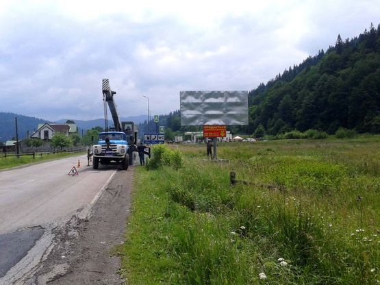 Фото рекламной плоскости по адресу Траса Н-09 Мукачево-Львів, вїзд у село, 100 м перед АЗС ОККО, напрямок руху на Буковель