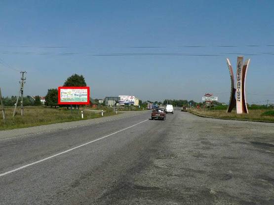 Фото рекламной плоскости по адресу Коновальця (стелла Івано-Франківськ), в`їзд в місто зі сторони м.Надвірна (перед мостом зліва) с.Черніїв