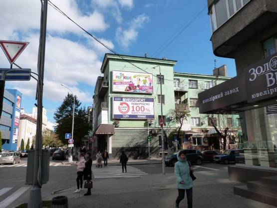 Фото рекламної площини за адресою ул. Соборная (ул.Ленина), 28/40, на стене здания, район ТЦ «Мега» и «Галактика» (верхняя призма)