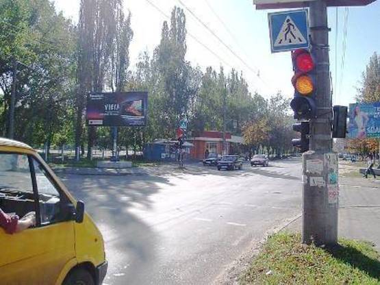 Фото рекламної площини за адресою ул. Троицкая (Красина), 69, перекр. с ул. Горького, напротив фитнес-клуба «Спартак», направление в центр