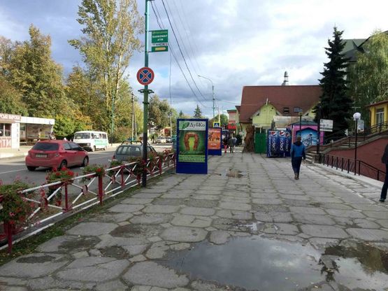 Фото рекламной плоскости по адресу Чороновола, центральний Універмаг, міський ринок, напрямок руху на Яремче, Буковель